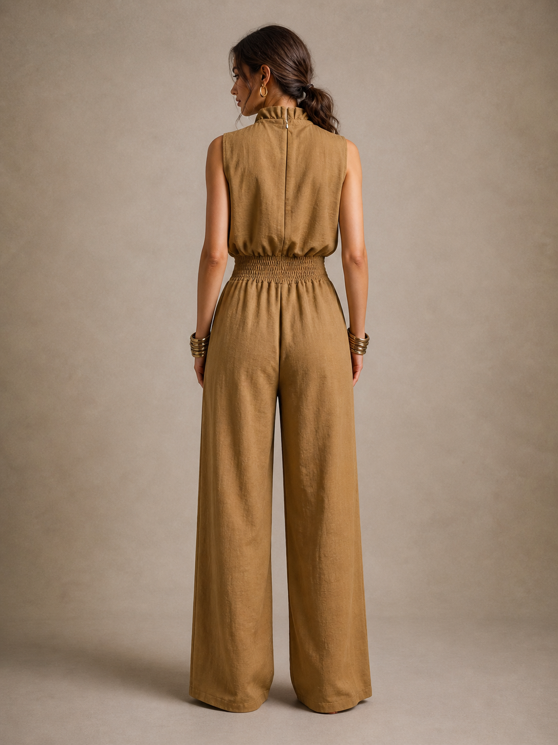 Zenaide | Mono de color camel con escote alto anudado y pierna ancha