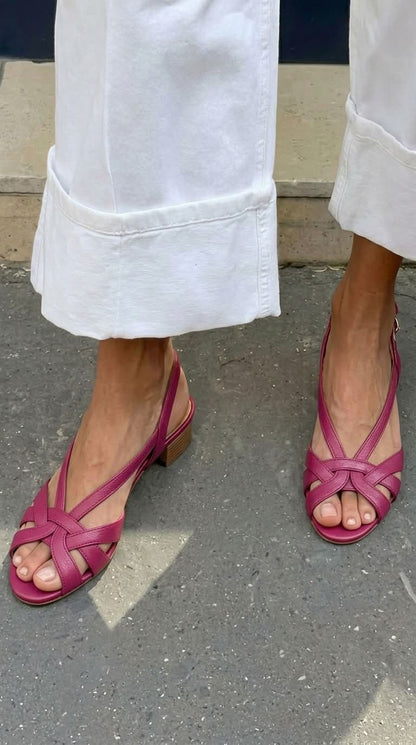 Sandalias slingback nude de cuero con tiras cruzadas y tacón bajo