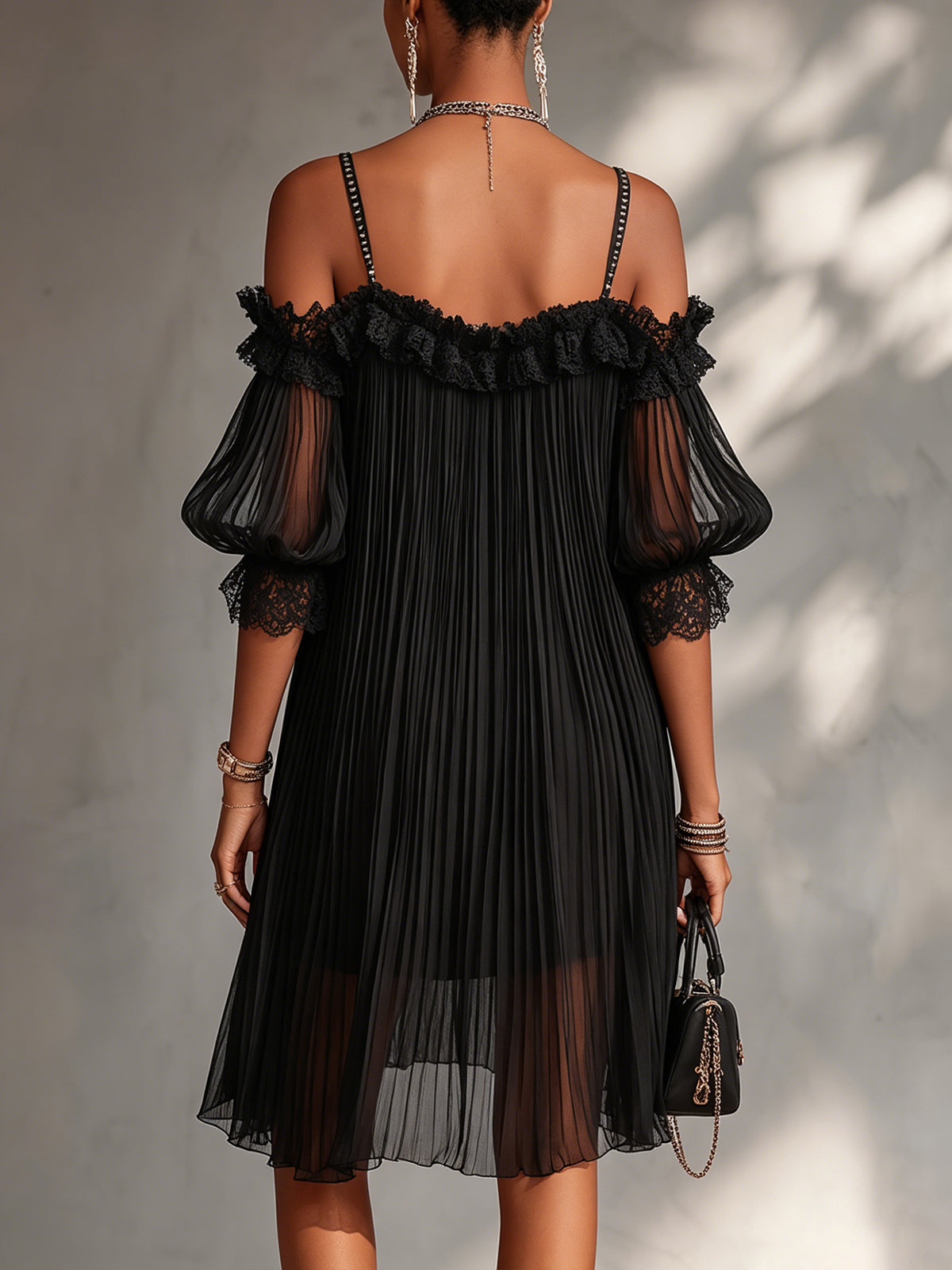 Victoria | Mini vestido negro de muselina, hombros descubiertos y borde de encaje delicado