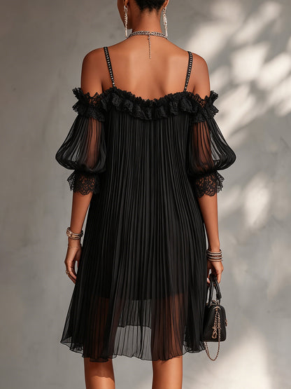Victoria | Mini vestido negro de muselina, hombros descubiertos y borde de encaje delicado