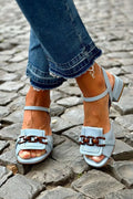 Tacones bajos azules con cadena metálica y costuras a la vista