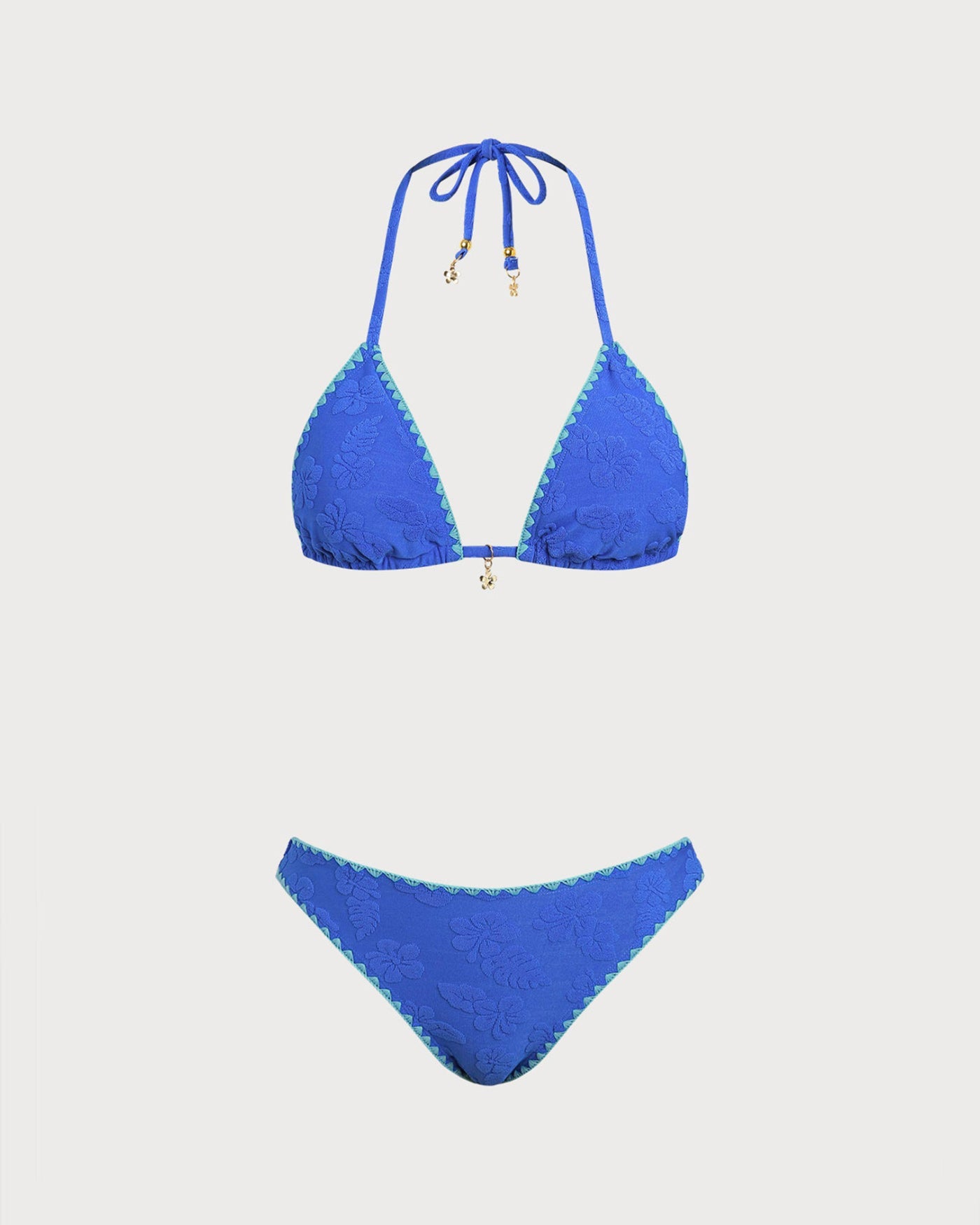 Conjunto de bikini azul con cuello halter y detalles en contraste