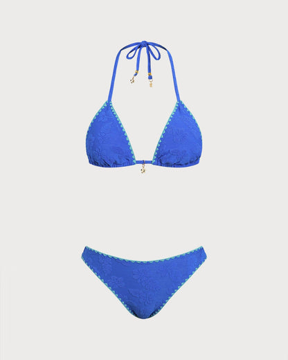 Conjunto de bikini azul con cuello halter y detalles en contraste