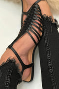 Sandalias cut-out esenciales casual negras de punta con correa en T