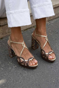 Sandalias slingback con recortes, de punta abierta, con correa en T y plataforma