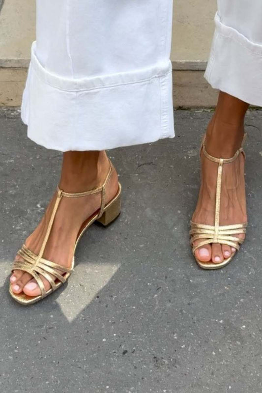 Sandalias metalizadas con hebilla, correa en T y tacón de bloque