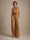 Zenaide | Mono de color camel con escote alto anudado y pierna ancha