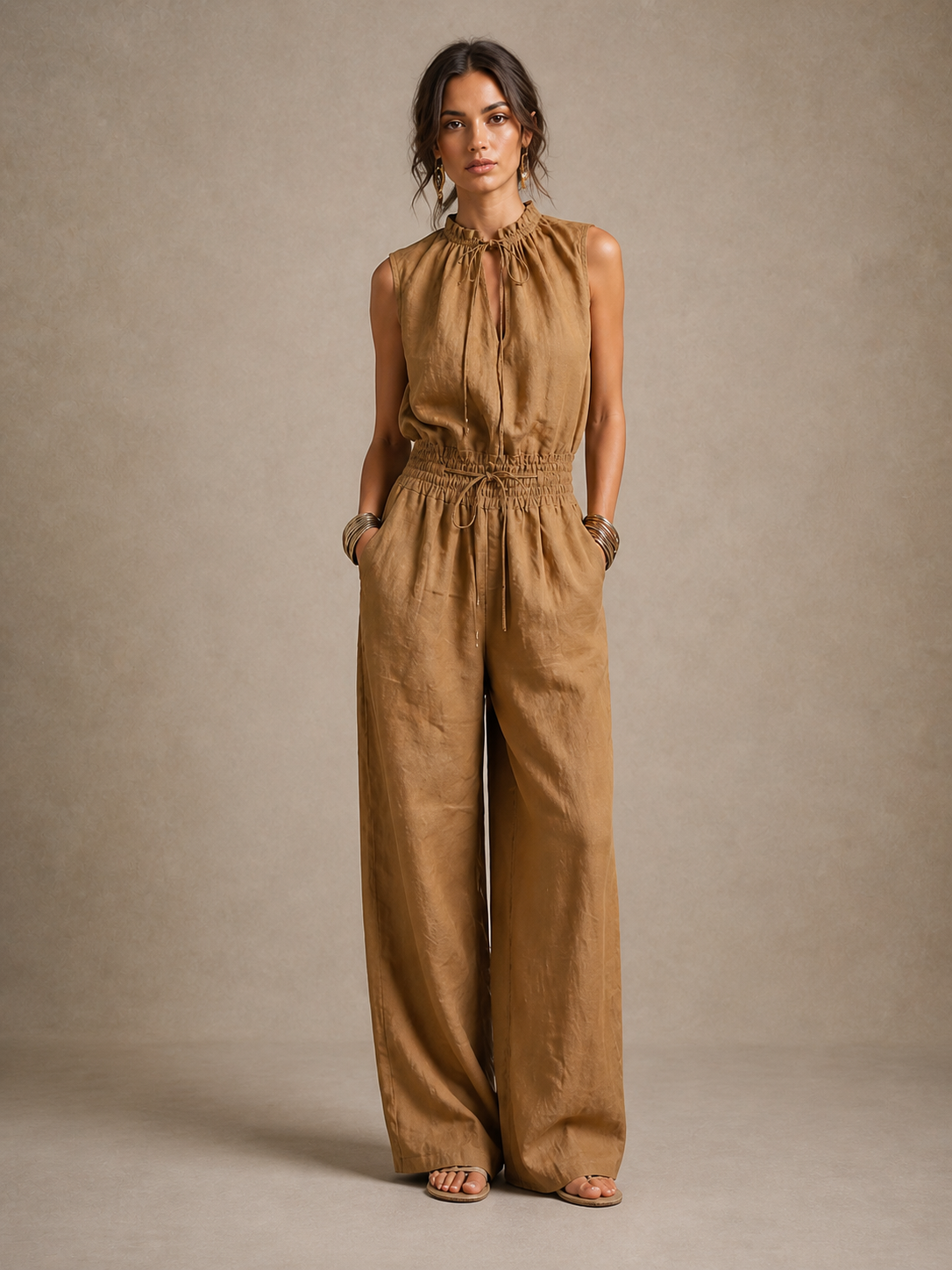 Zenaide | Mono de color camel con escote alto anudado y pierna ancha