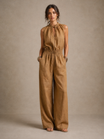Zenaide | Mono de color camel con escote alto anudado y pierna ancha
