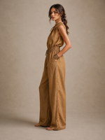 Zenaide | Mono de color camel con escote alto anudado y pierna ancha