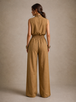 Zenaide | Mono de color camel con escote alto anudado y pierna ancha