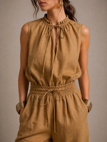 Zenaide | Mono de color camel con escote alto anudado y pierna ancha