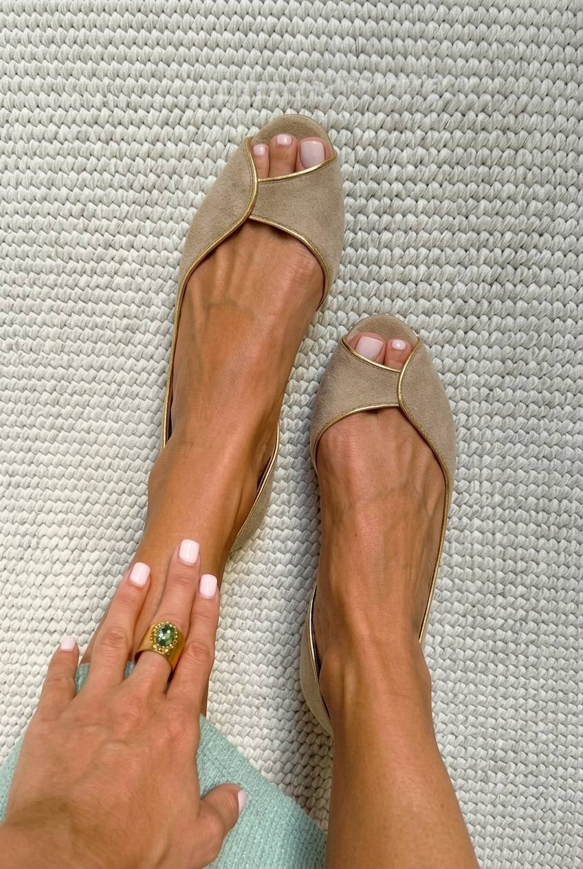 Bailarinas de punta abierta estilo d'Orsay en ante beige y dorado