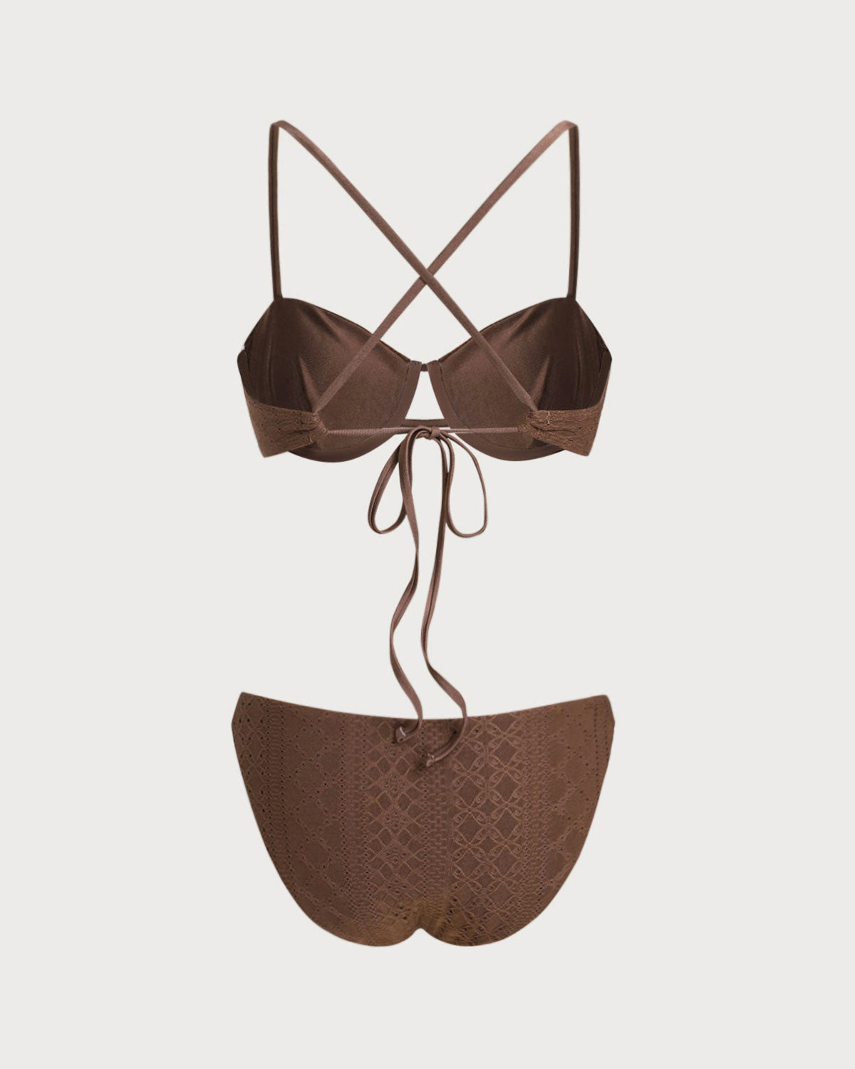Conjunto de bikini con aros y textura marrón