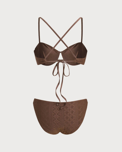 Conjunto de bikini con aros y textura marrón