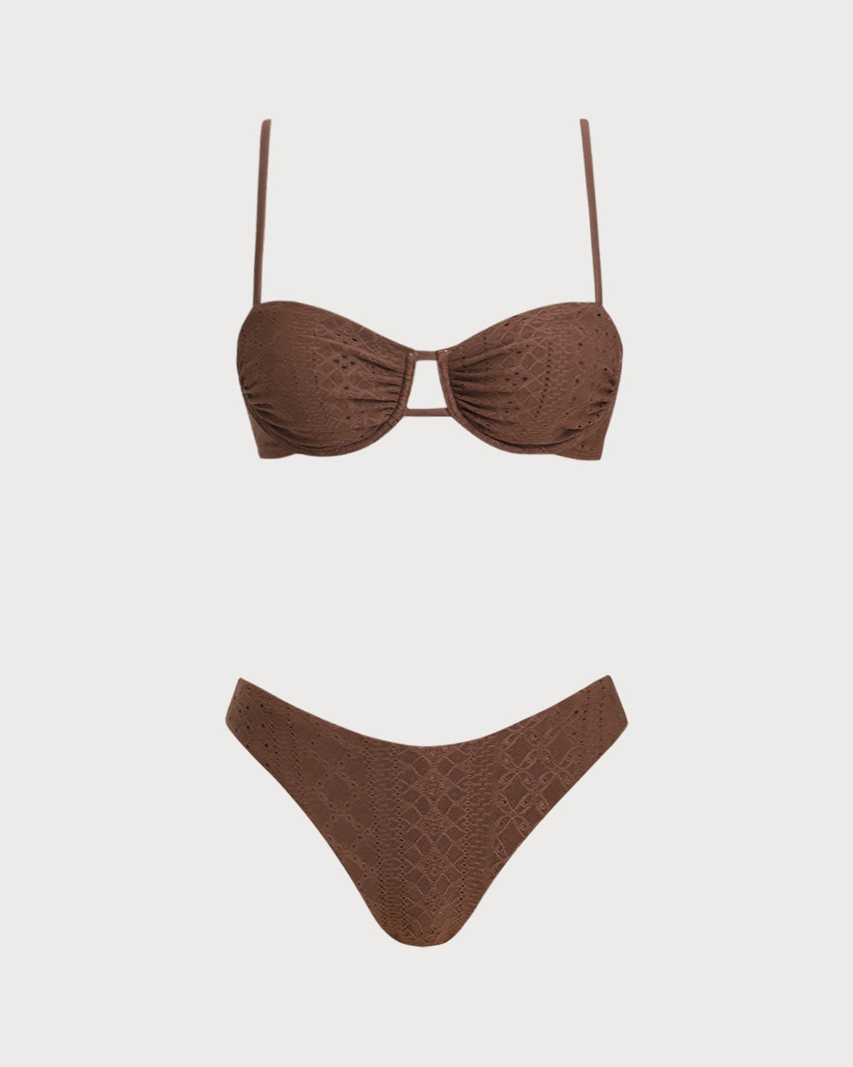 Conjunto de bikini con aros y textura marrón