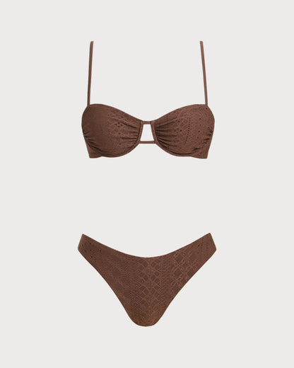 Conjunto de bikini con aros y textura marrón