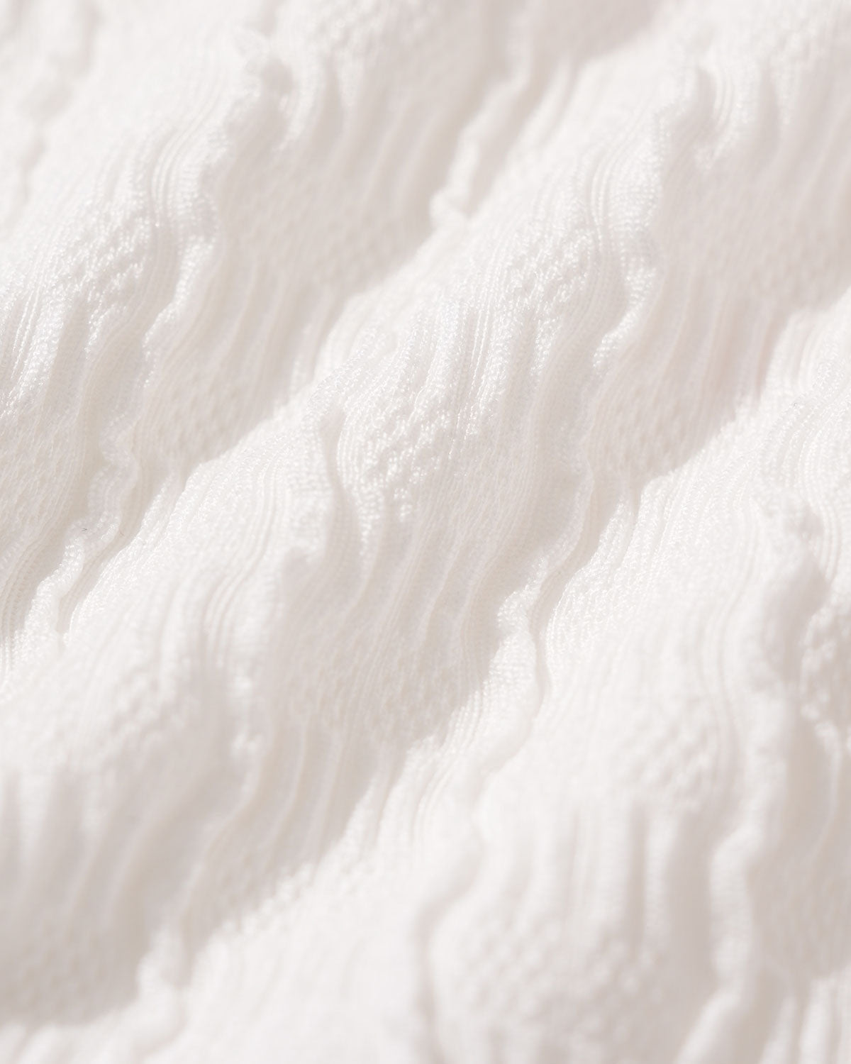 Bañador de una pieza blanco con textura y aberturas